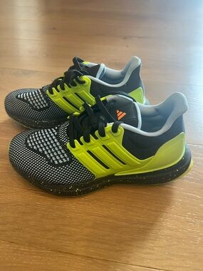 Adidas Ultradream DNA kids/youth running shoes in size 3.5.